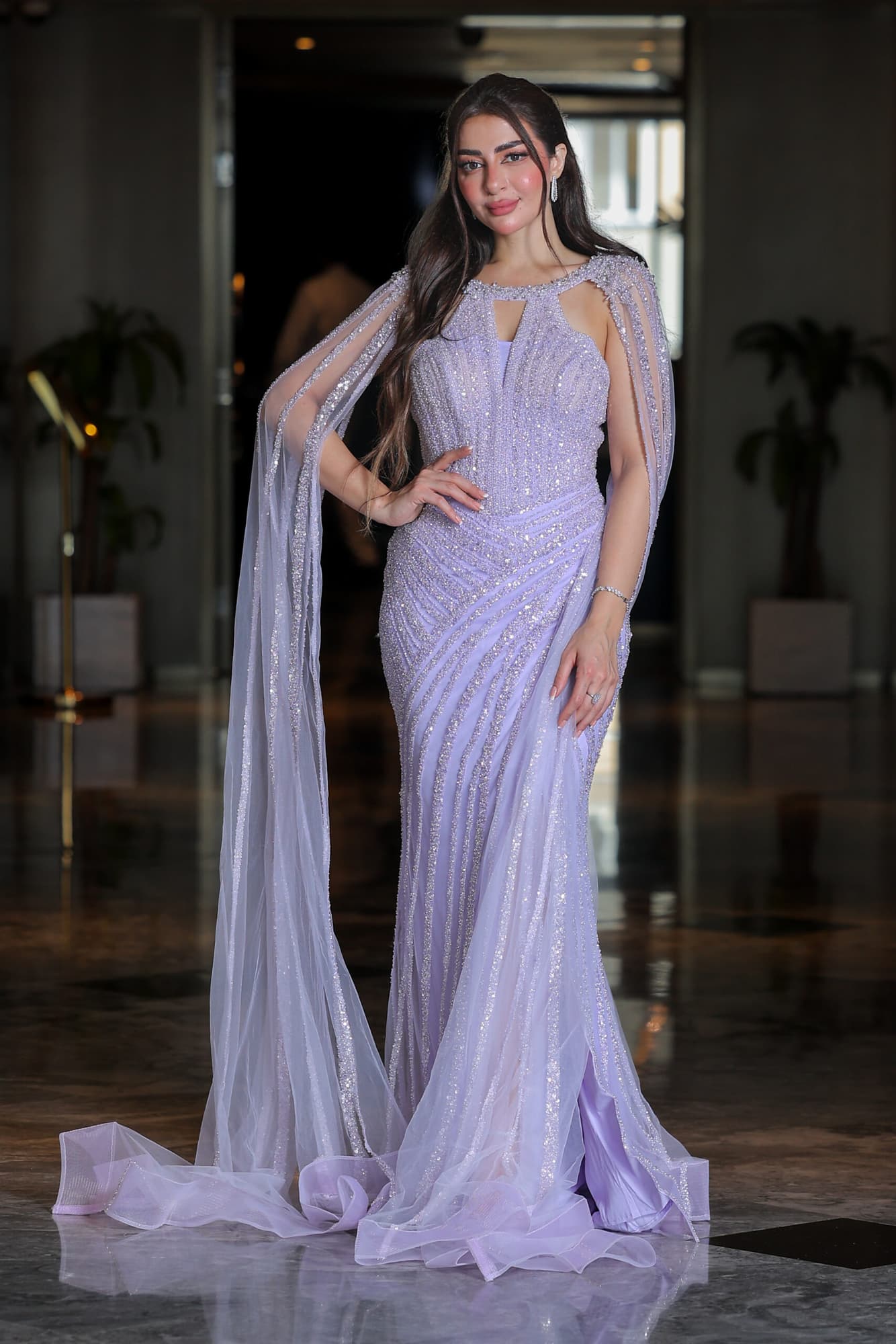 فستاه سهرة تصميم ناعم مخطط بالخرز باكمام كيب طويلة وفتحة ساق