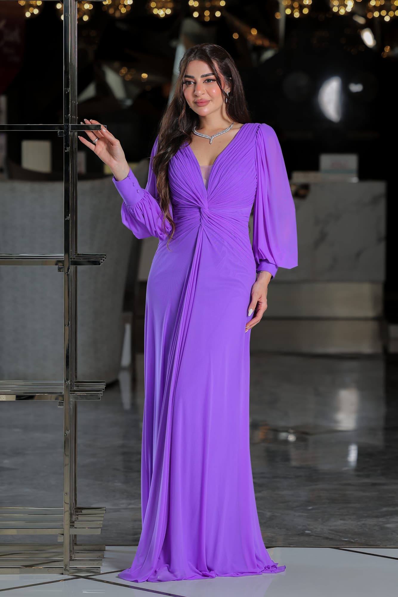 فستان سهرة ناعم بقصة انيقة وخط عنق على شكل V