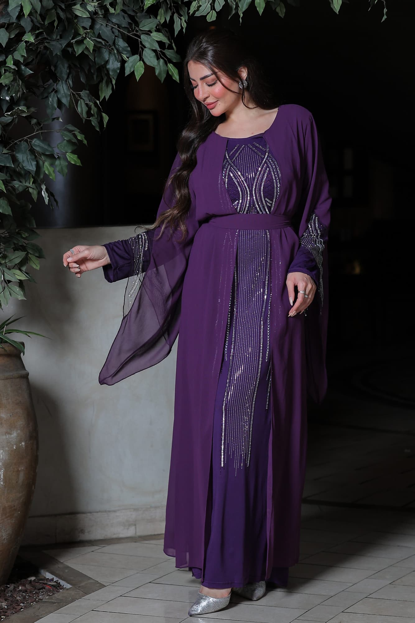 فستان أنيق أكمام طويلة بقصة مميزة مزين بكريستال