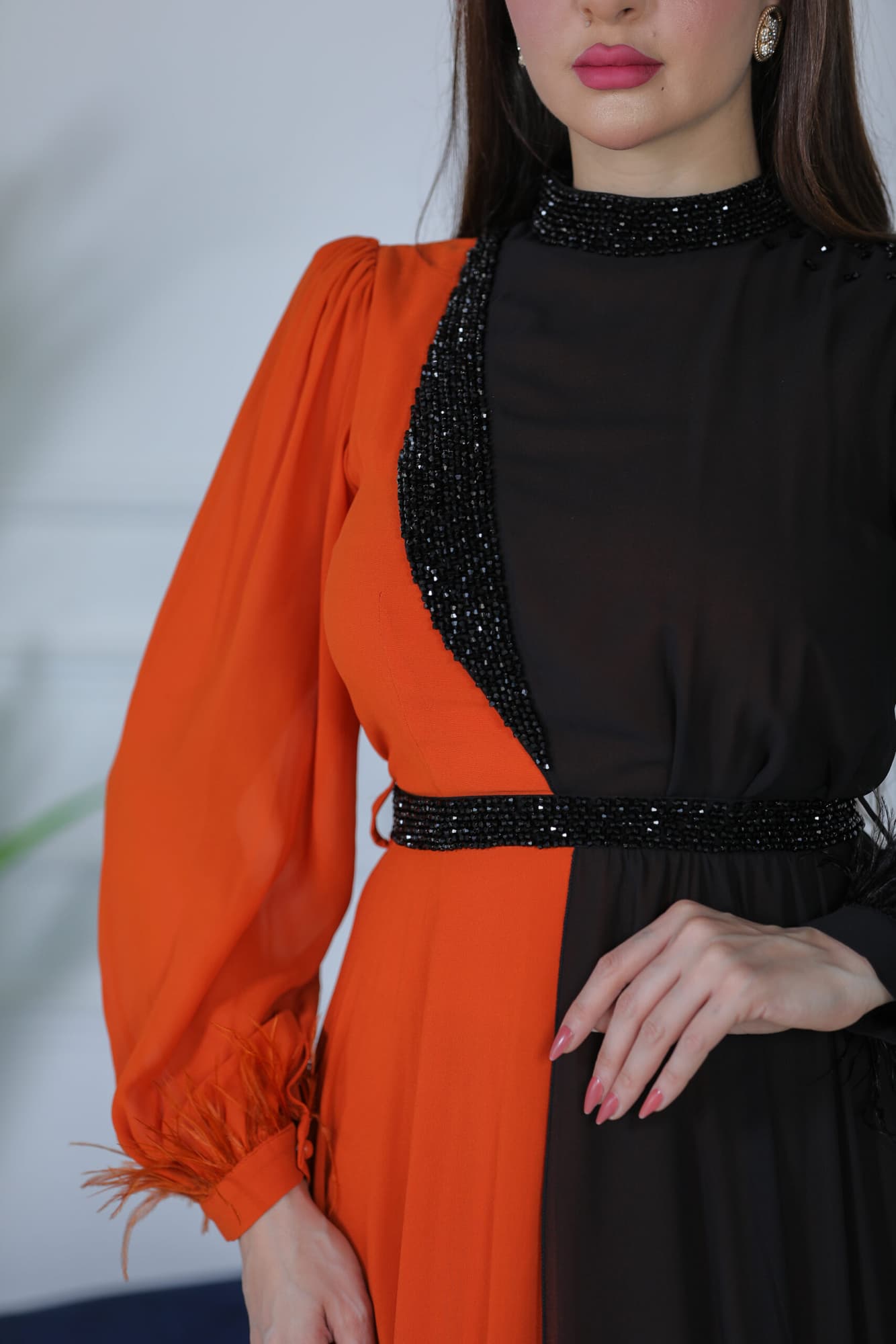 فستان بلونين جانبين واكمام ريش