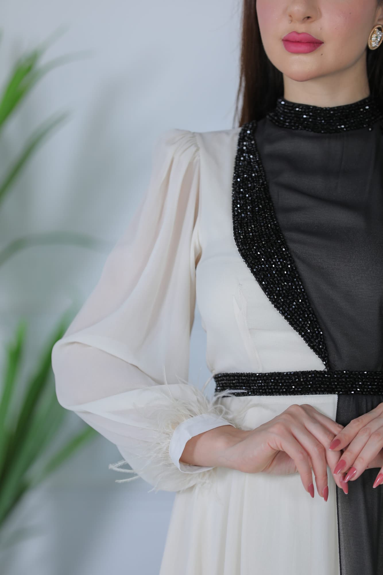 فستان بلونين جانبين واكمام ريش