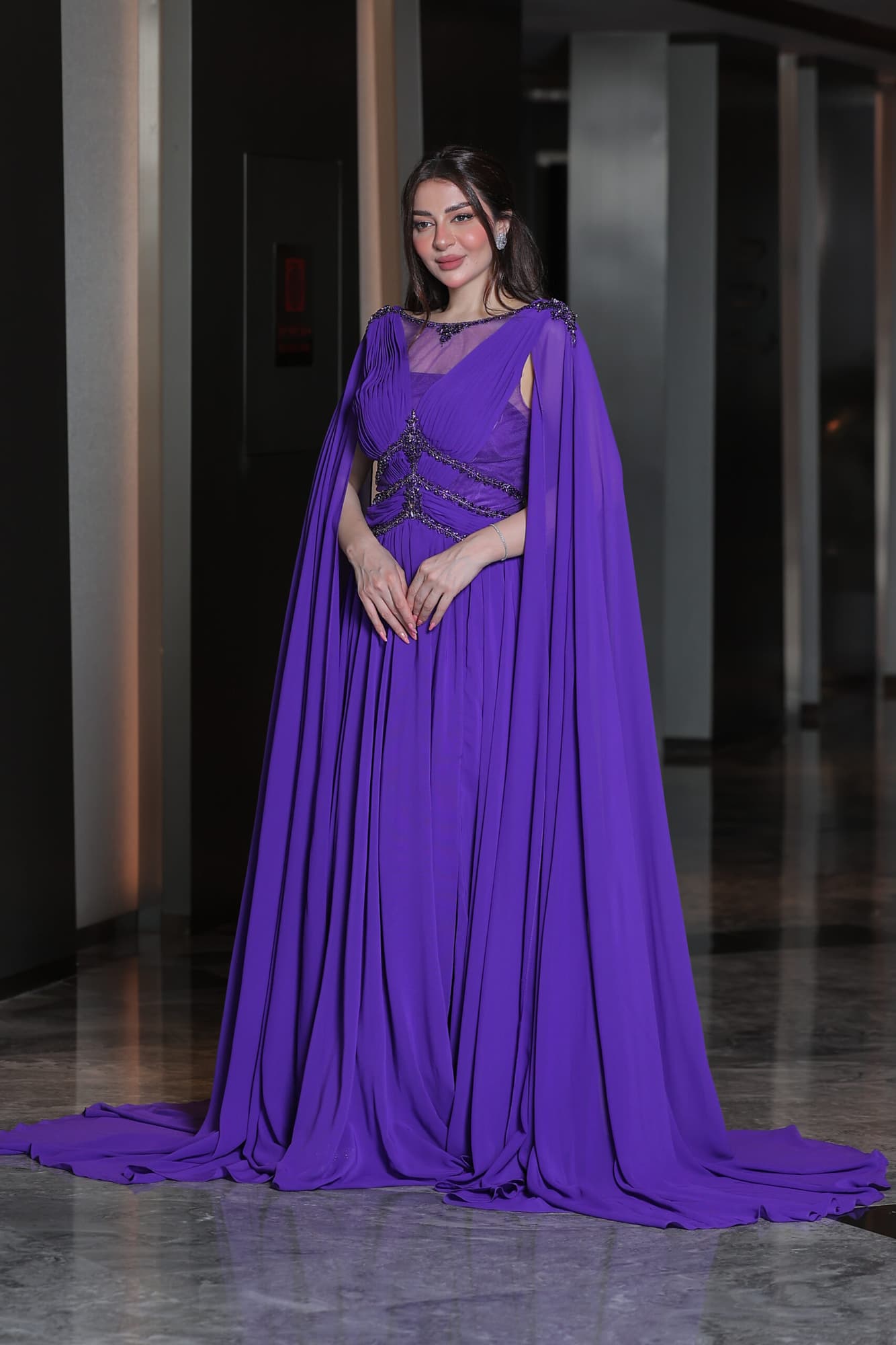 فستان سهرة من خامة الشيفون بأكمام كيب وتطريز ناعم