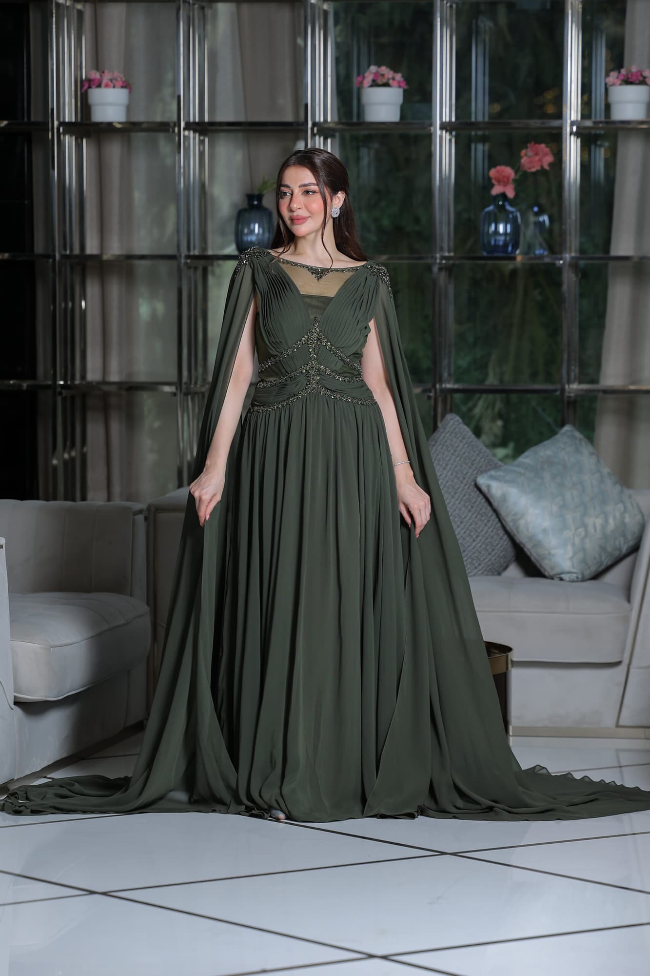 فستان سهرة من خامة الشيفون بأكمام كيب وتطريز ناعم