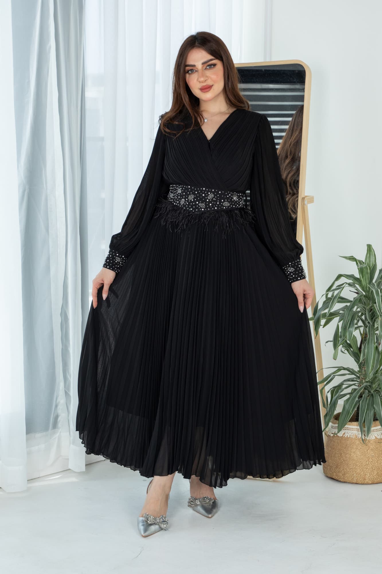 فستان ناعم بكسرات وحزام مزين بخرز