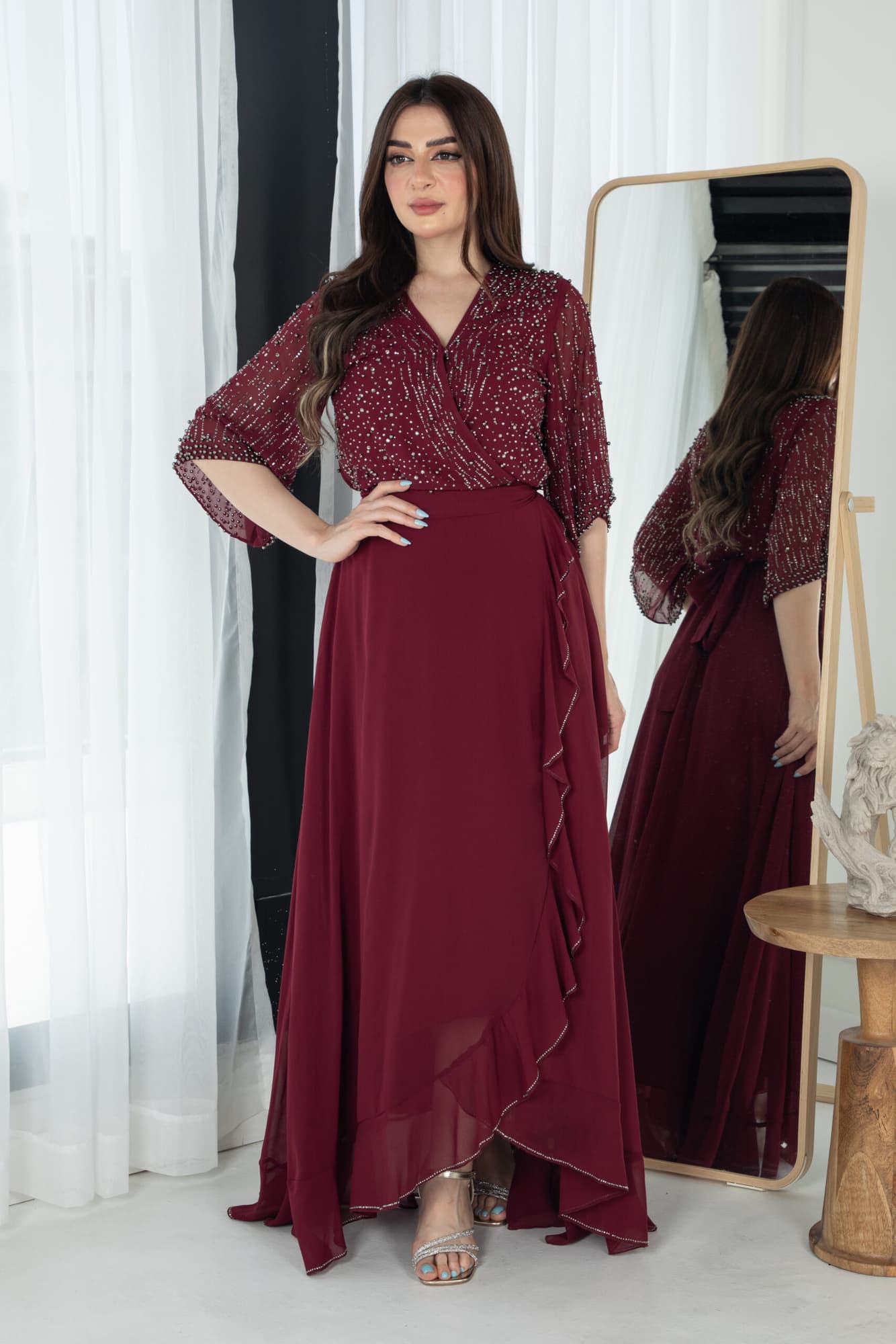 فستان ناعم بجانب كشكش مزين بخرز على الصدر والاكمام