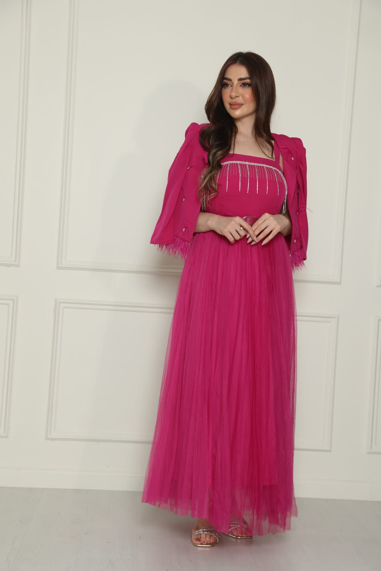 فستان تل مزين بالكرستال على الصدر