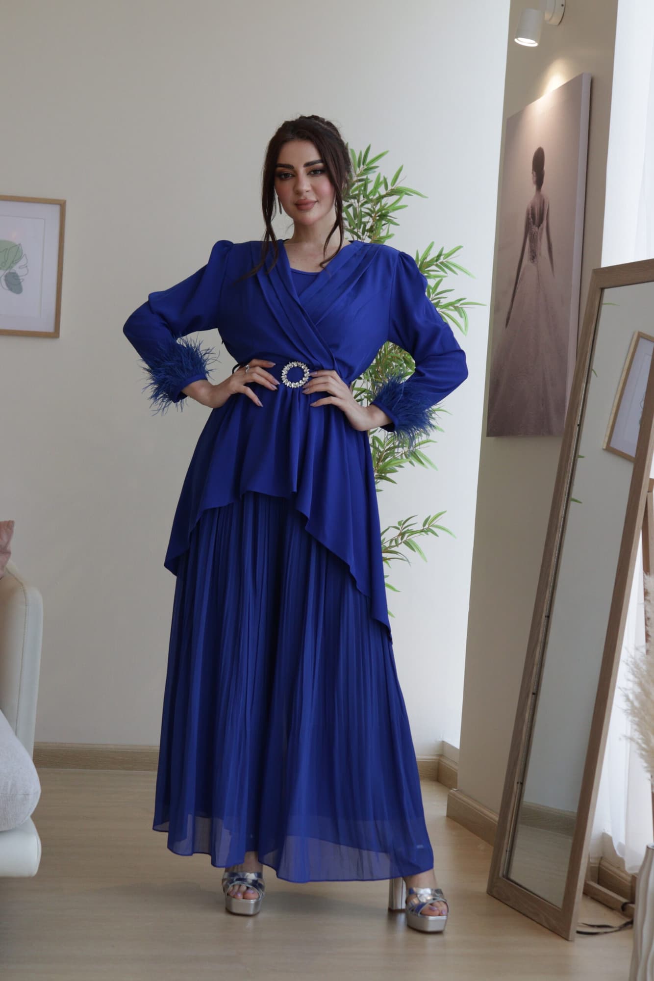 افرول واسع طويل باكمام ريش وحزام مزين بكرستال