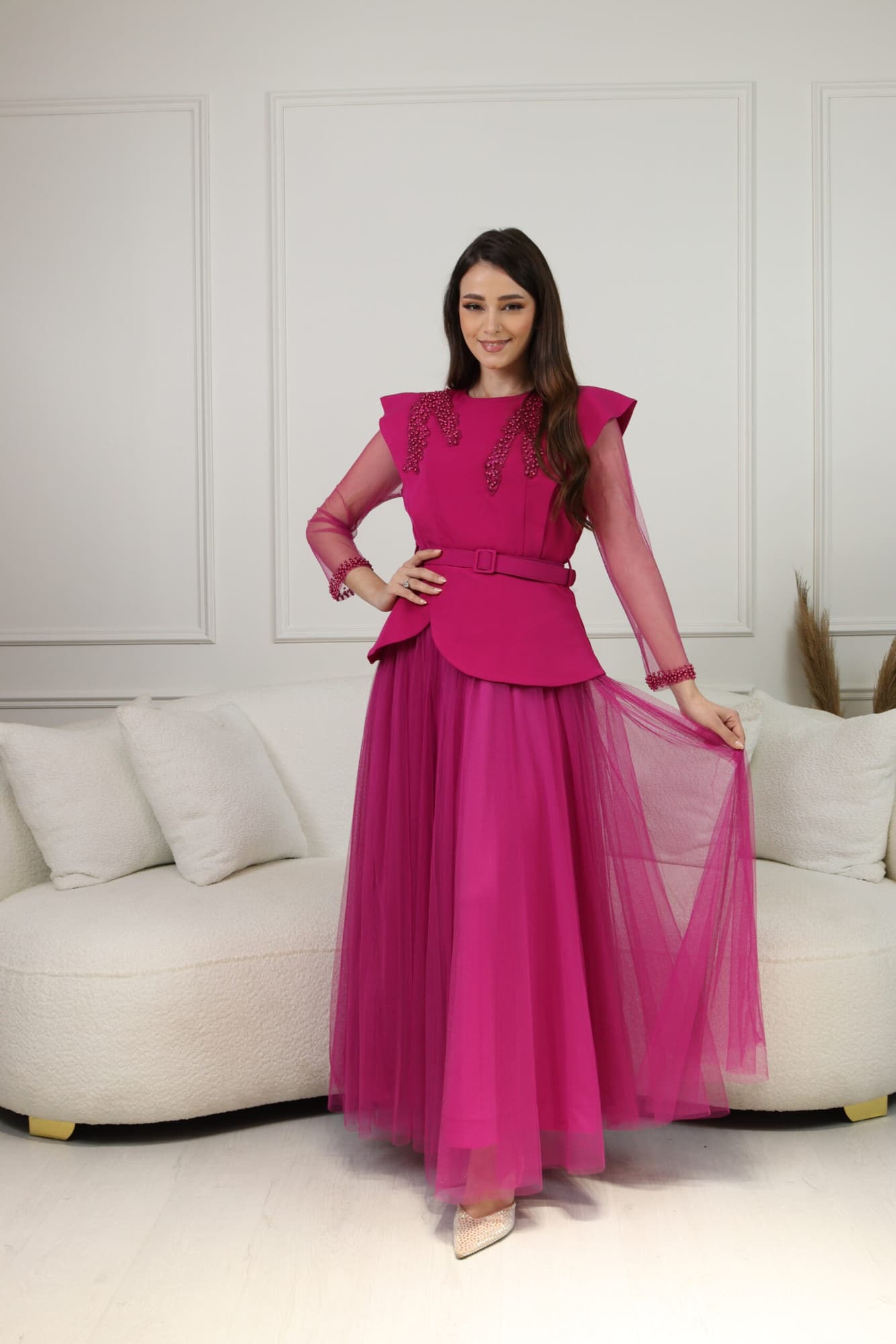 فستان طويل بتطريز على الكتف وأكمام شفافة