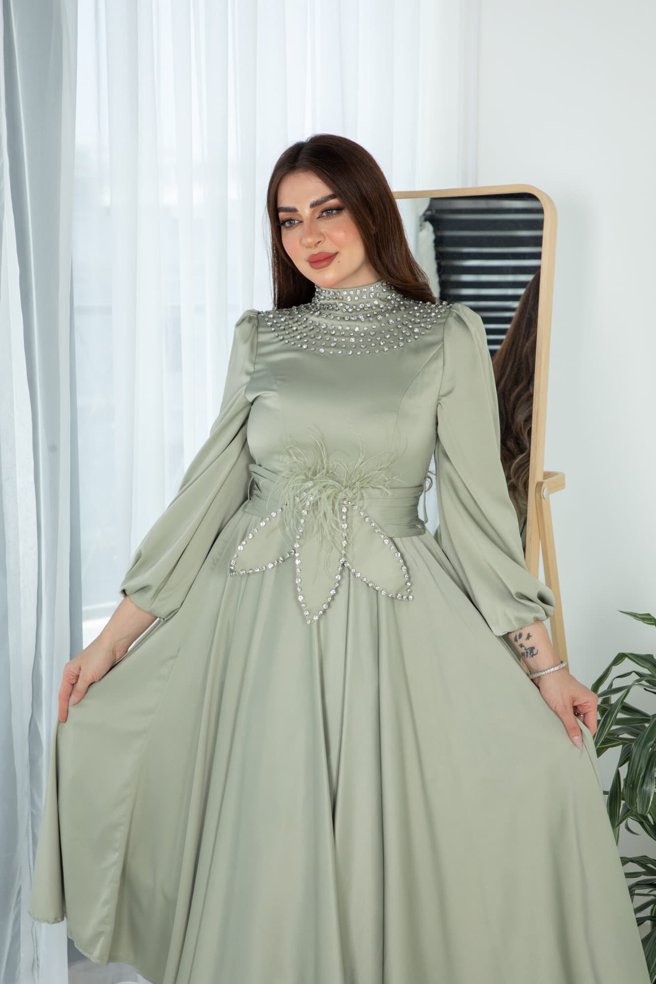 فستان ميدي ساتان بخط عنق مرصع بالكريستال