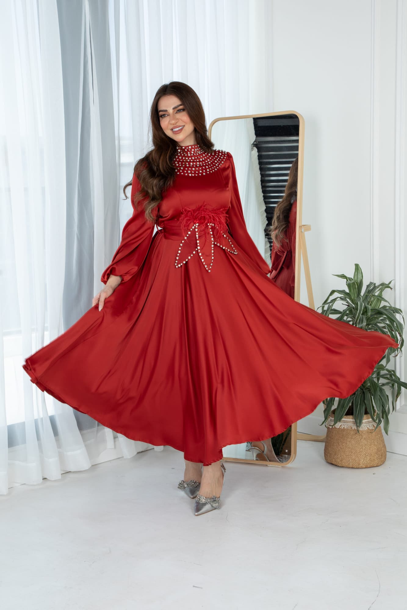 فستان ميدي ساتان بخط عنق مرصع بالكريستال