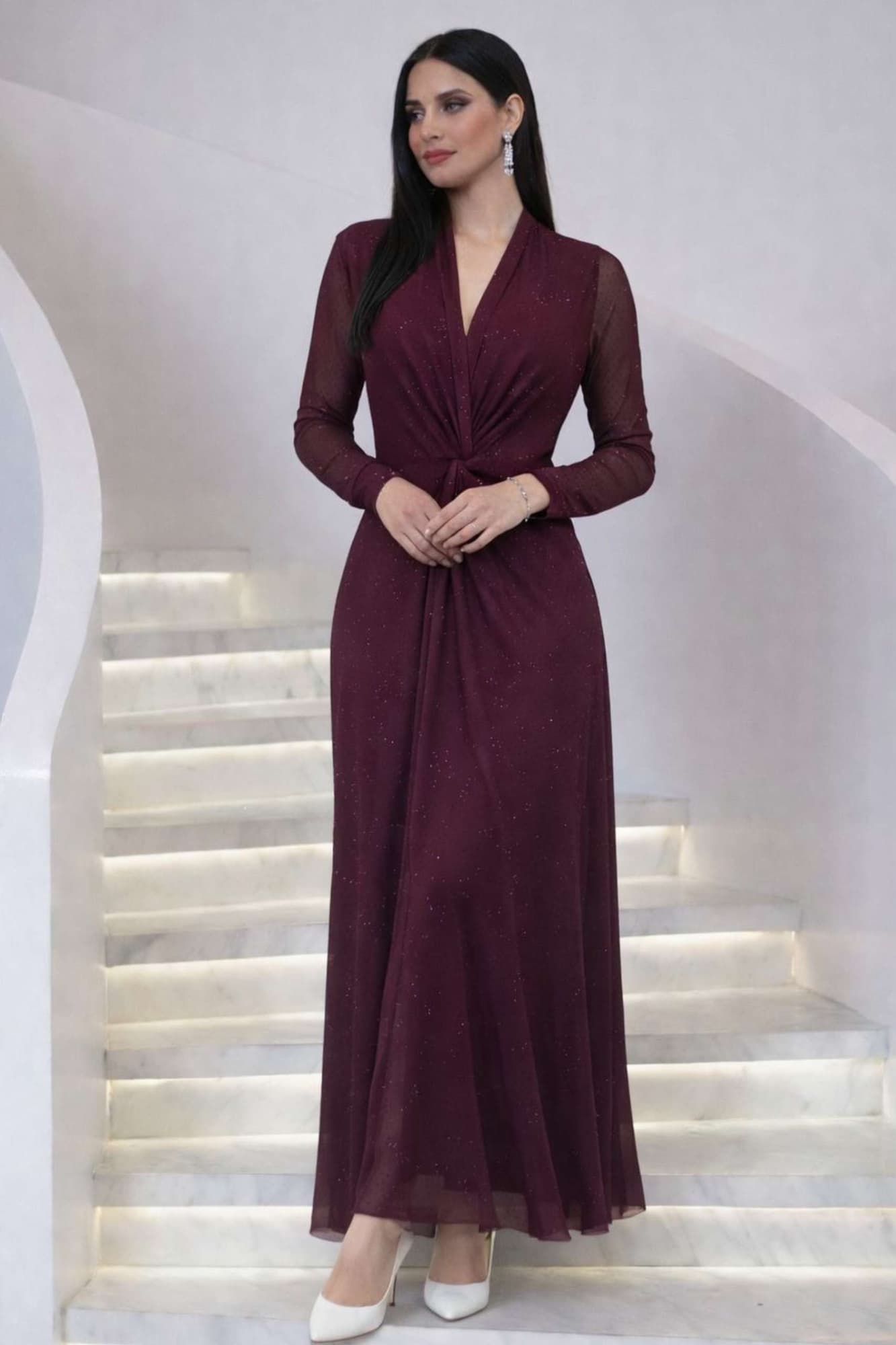 فستان أنيق يجمع بين الهدوء والرقي القماش خفيف ومُطرّز بفصوص لامعه