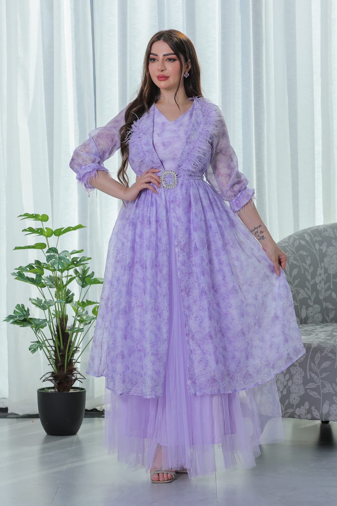 فستان شيفون بطبعة ورد وريش عالاكمام