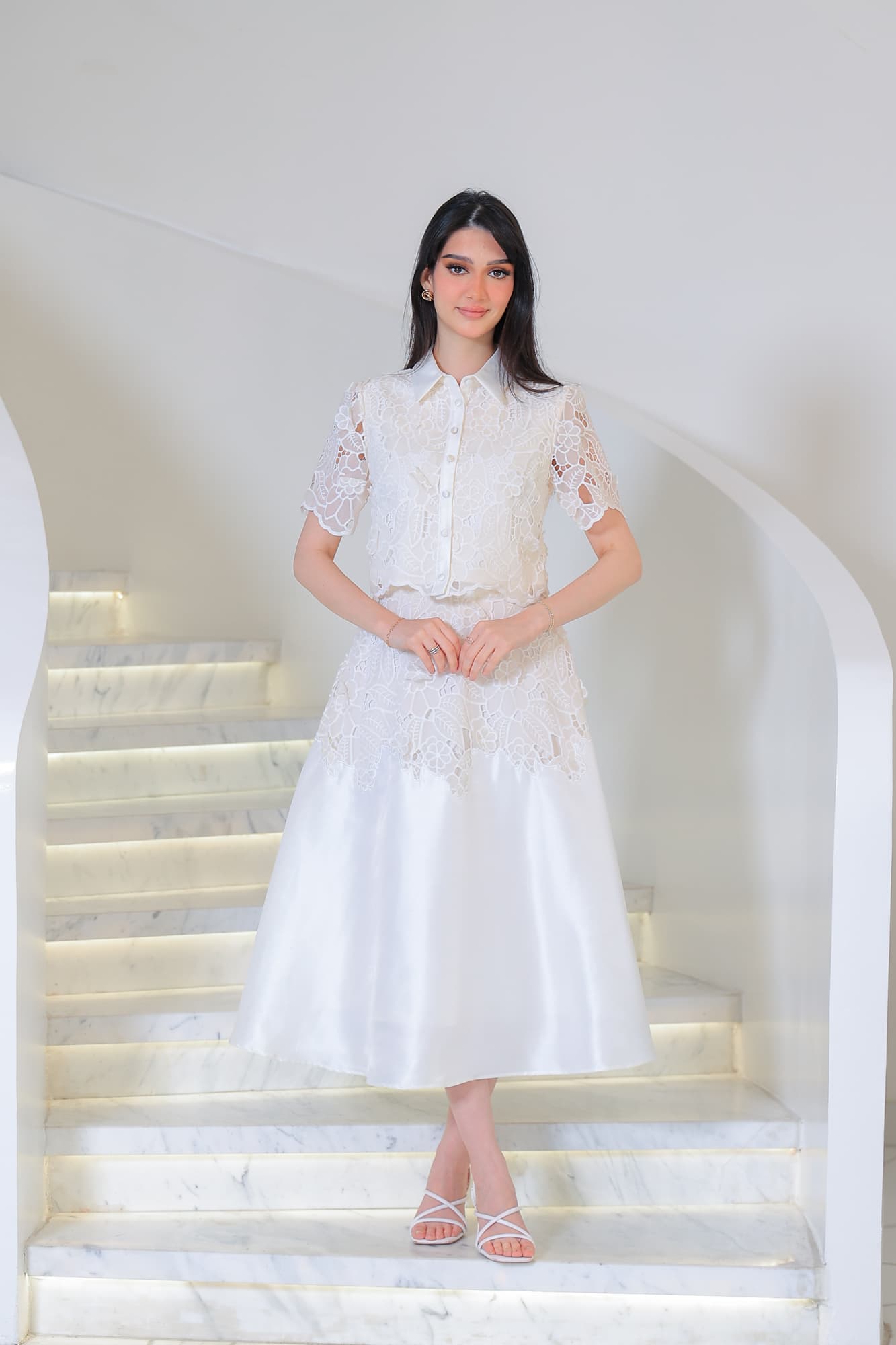 فستان أنيق بتصميم ناعم كلاسيكي