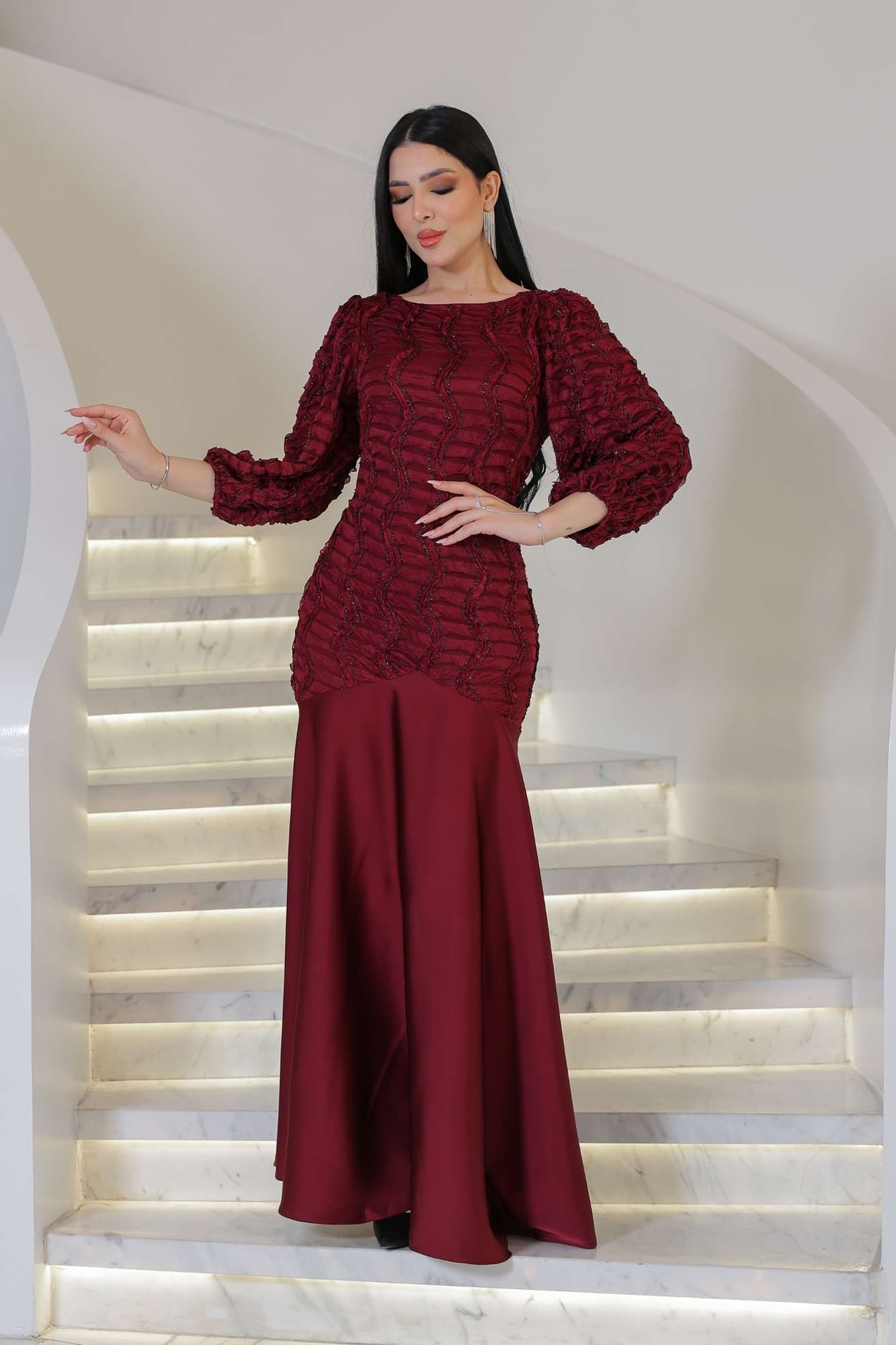 فستان سهرة أنيق يعكس فخامة وهدوء راقٍ مطرّز بنقشة متموجة بارزة تضيف عمقًا بصريًا