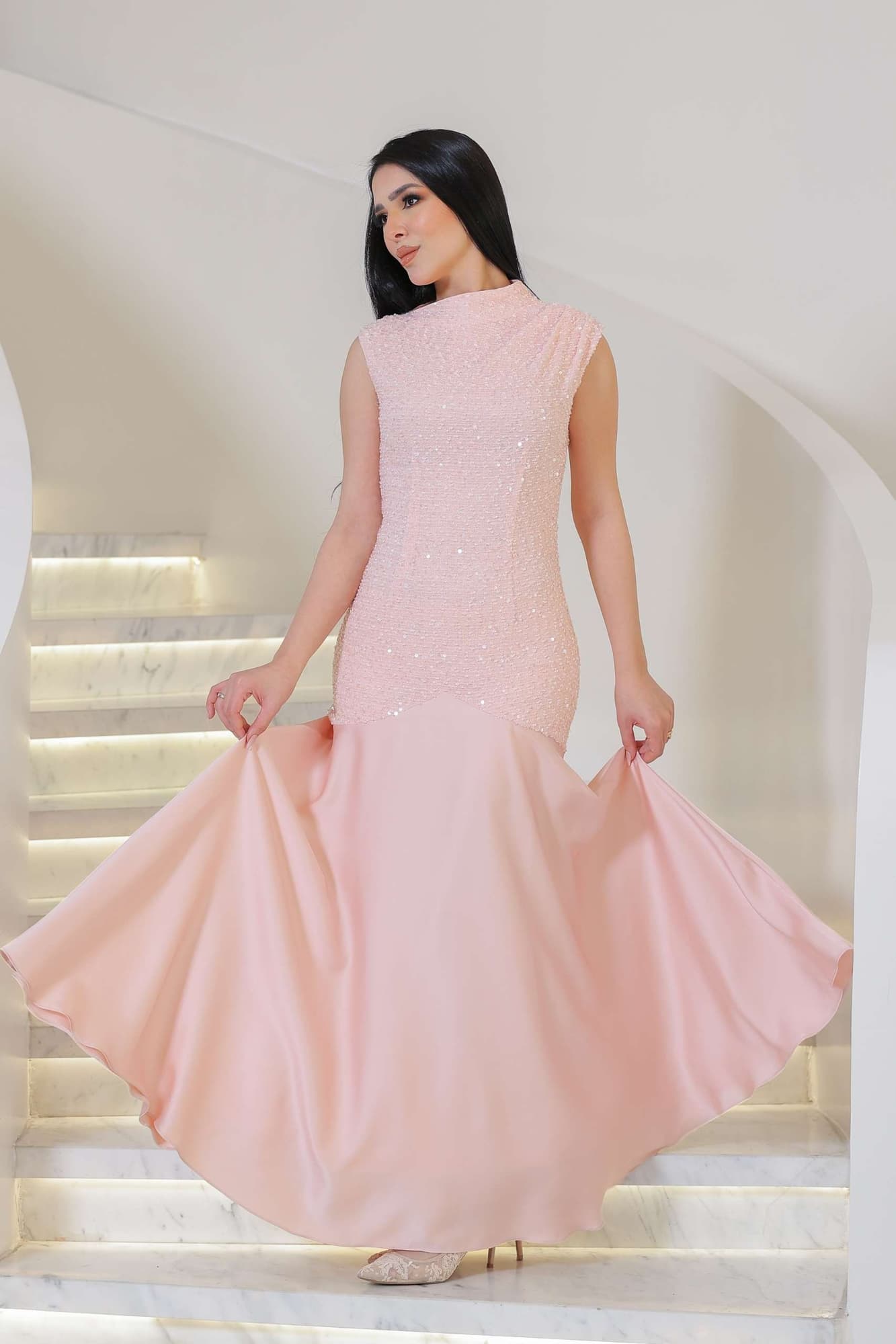 فستان أنثوي فخم يجمع بين البريق الهادئ والانسيابية الراقية