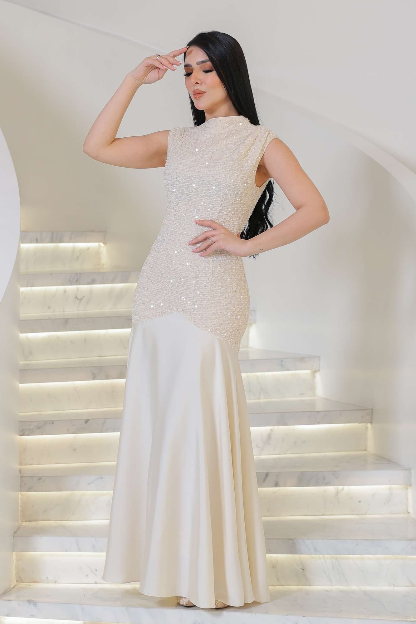 فستان أنثوي فخم يجمع بين البريق الهادئ والانسيابية الراقية