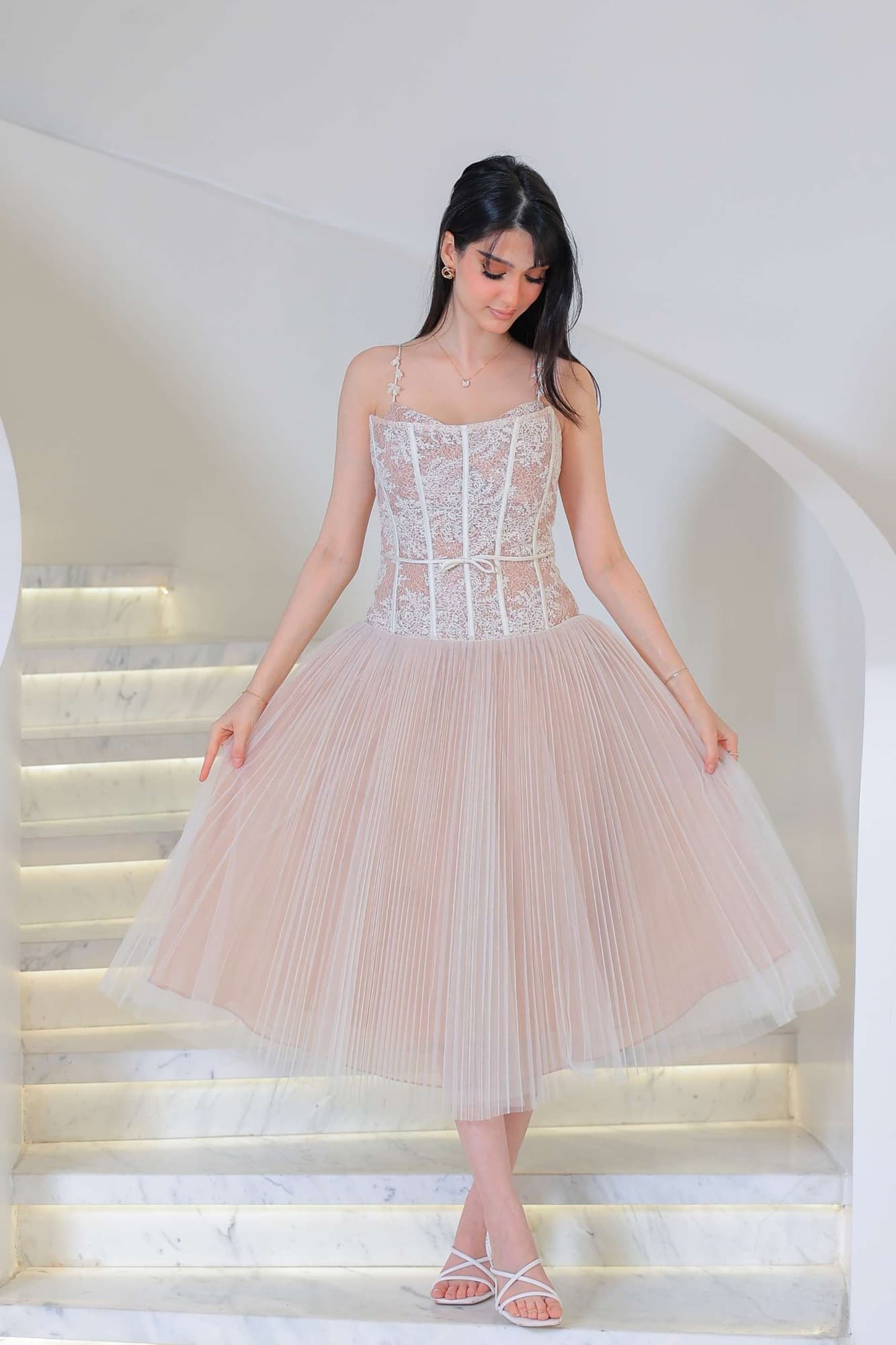 فستان ناعم مستوحى من أناقة الأميرات يجمع بين الرقة والأنوثة بأسلوب راقٍ