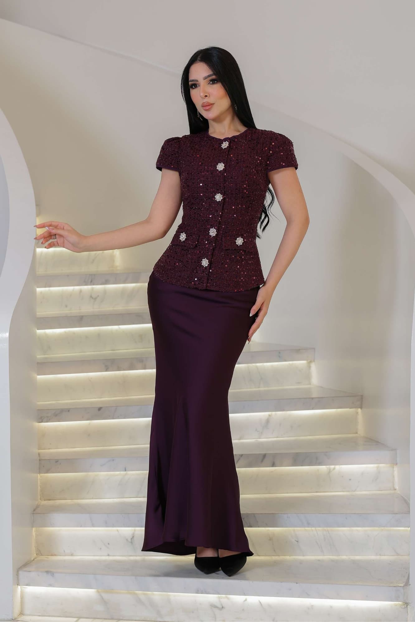 طقم تنورة وبلوزة يجسّد الأناقة الكلاسيكية بلمسة فاخرة مع تفاصيل راقية تمنح إطلالة أنثوية