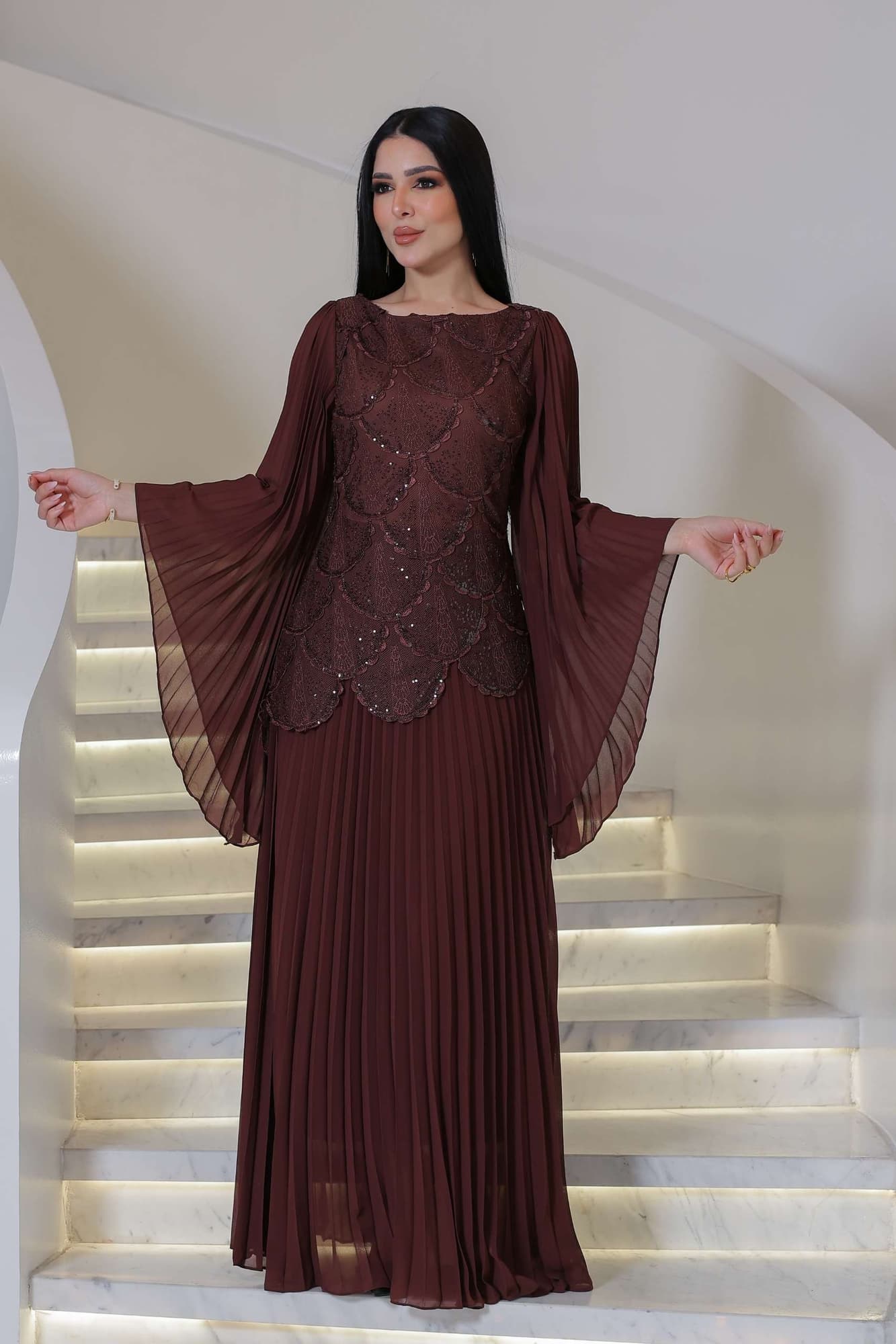 فستان فخم ينبض بالأناقة والرقي يجمع بين التطريز الفاخر والطيات الناعمة