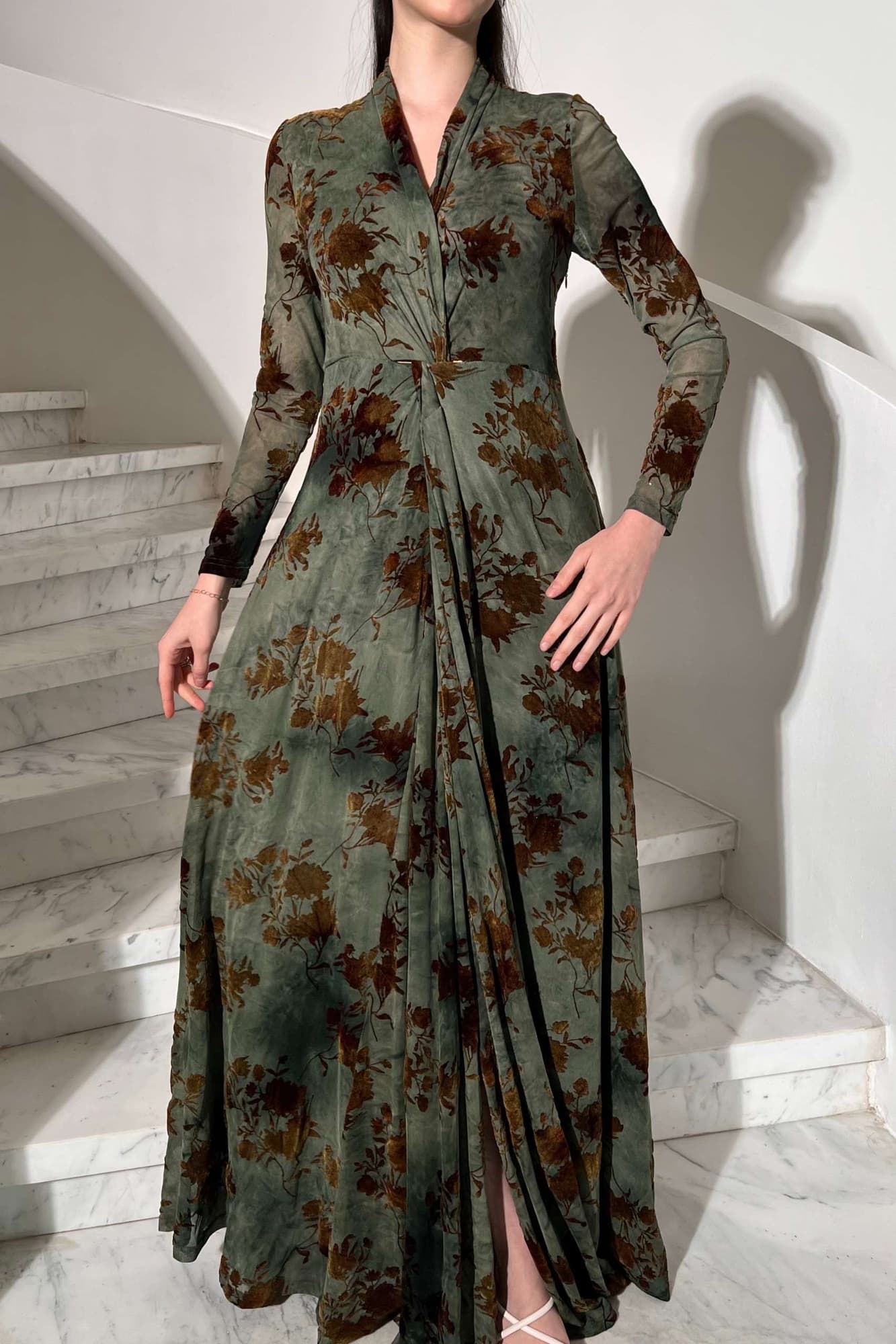 فستان أنيق طويل بقماش شفاف فاخر مزخرف بنقشات ورود مخملية