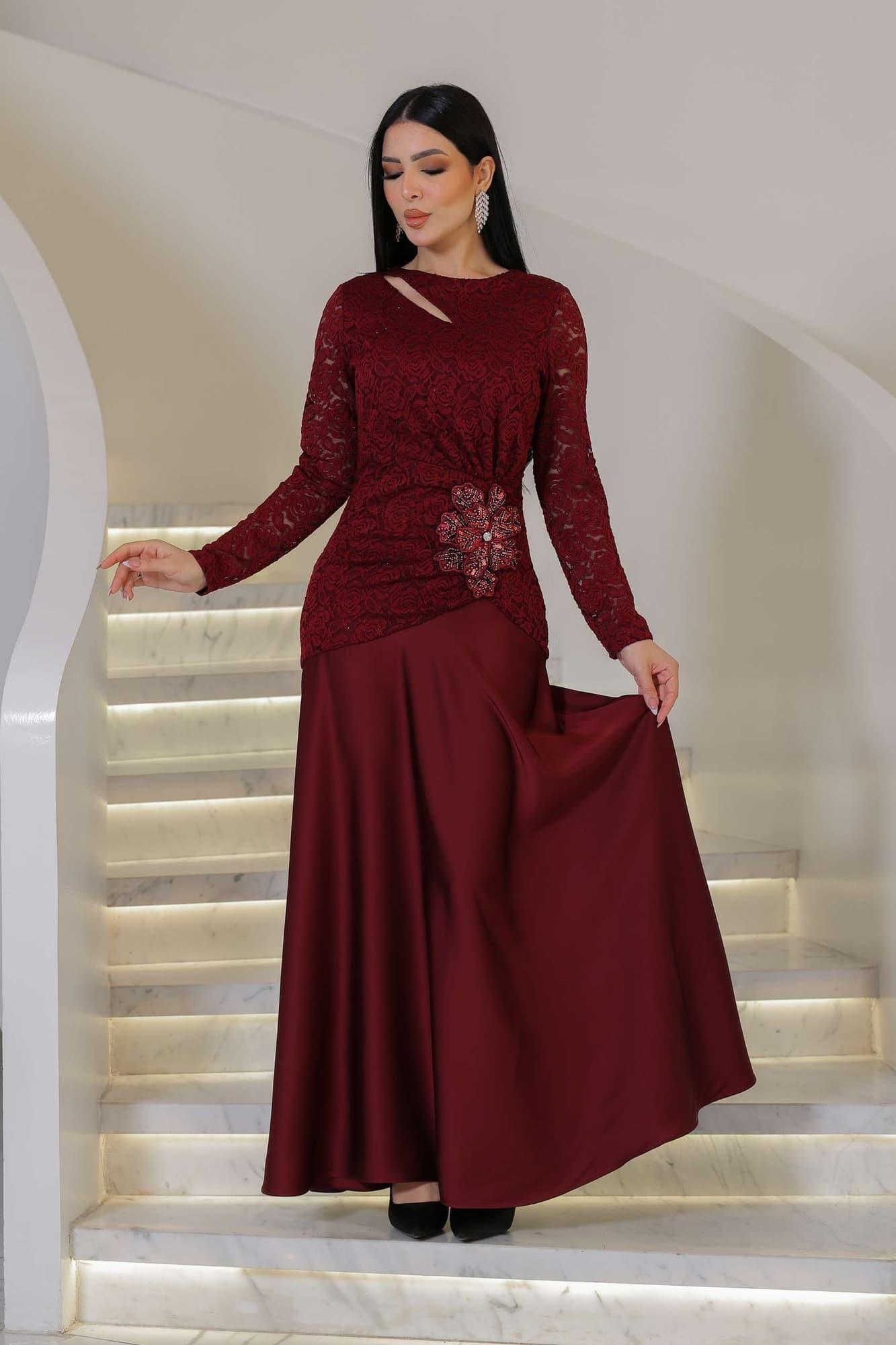 فستان سهرة أنيق يجمع بين الرقي والفخامة، يتميز بتناسق الأقمشة وتفاصيل ناعمة تبرز القوام