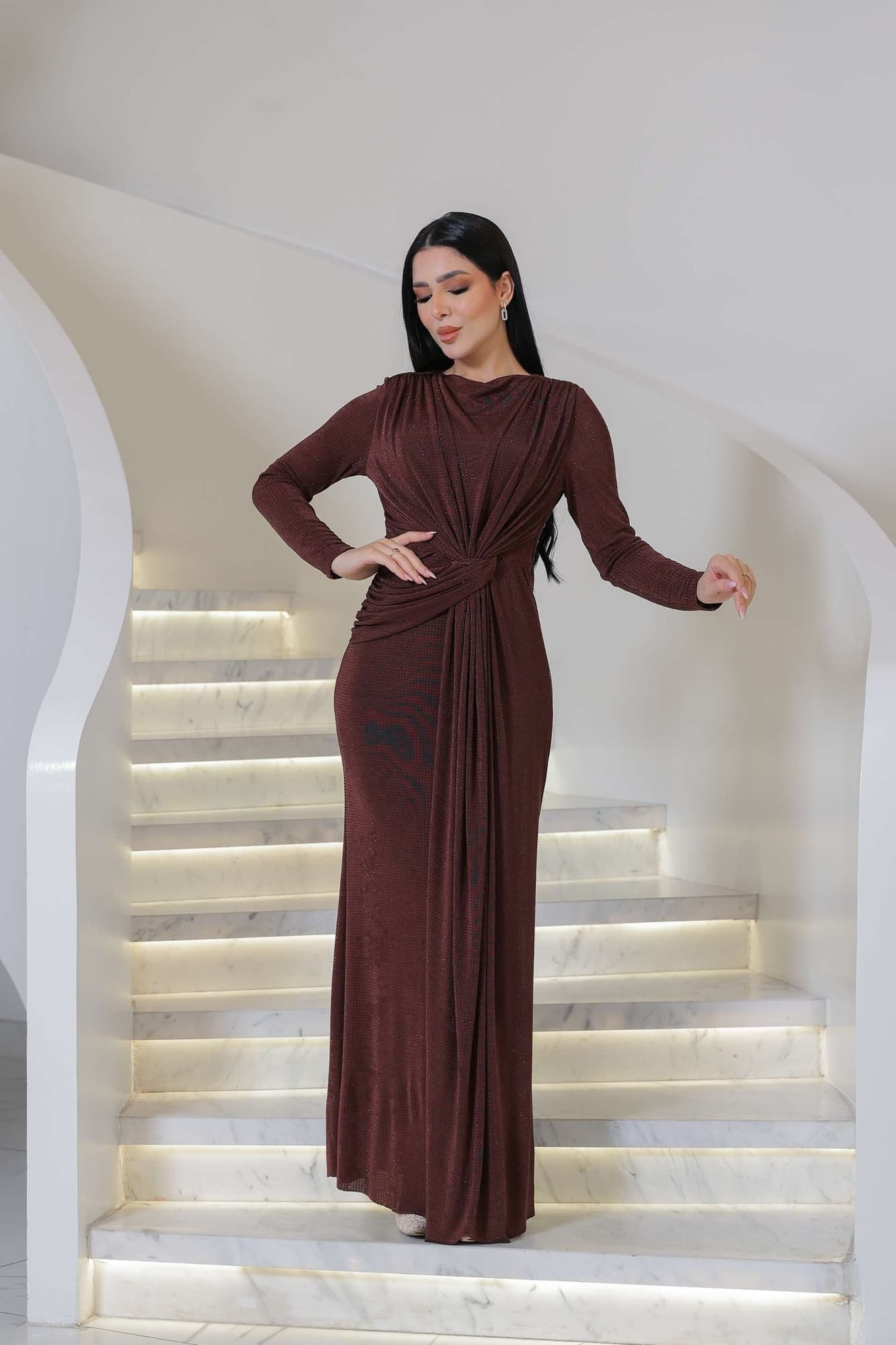 فستان ناعم طويل مصنوع من قماش ناعم بلمعة خفيفة تمنح إطلالة أنيقة وراقية