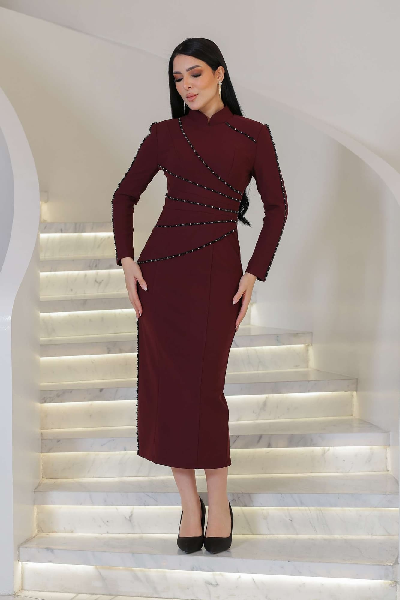 فستان أنيق بطابع ملكي عصري يتميز بخطوطه الهندسية الدقيقة