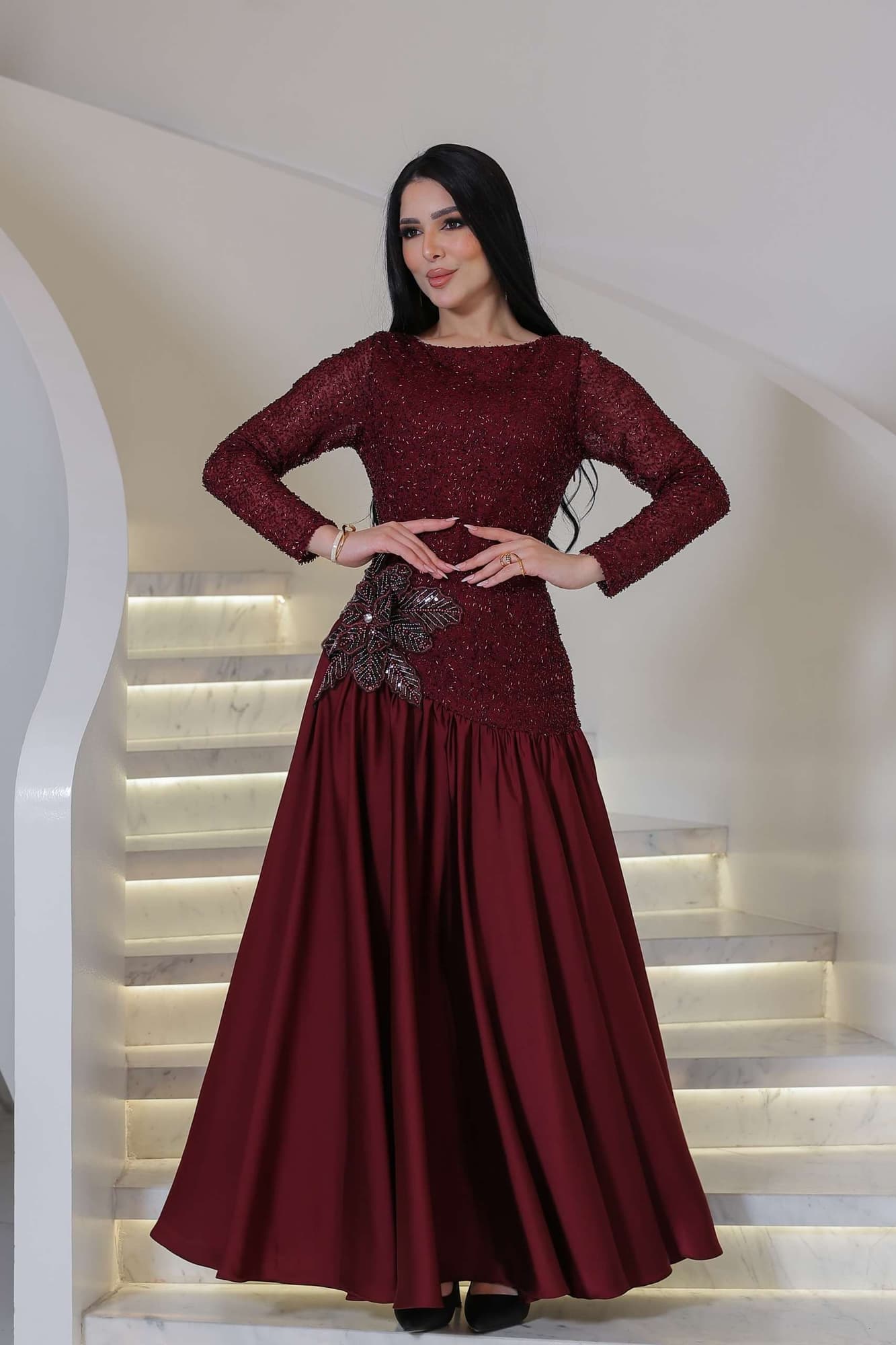 فستان أنيق ينبض بالفخامة يجمع بين الرقي الكلاسيكي والأنوثة الهادئة