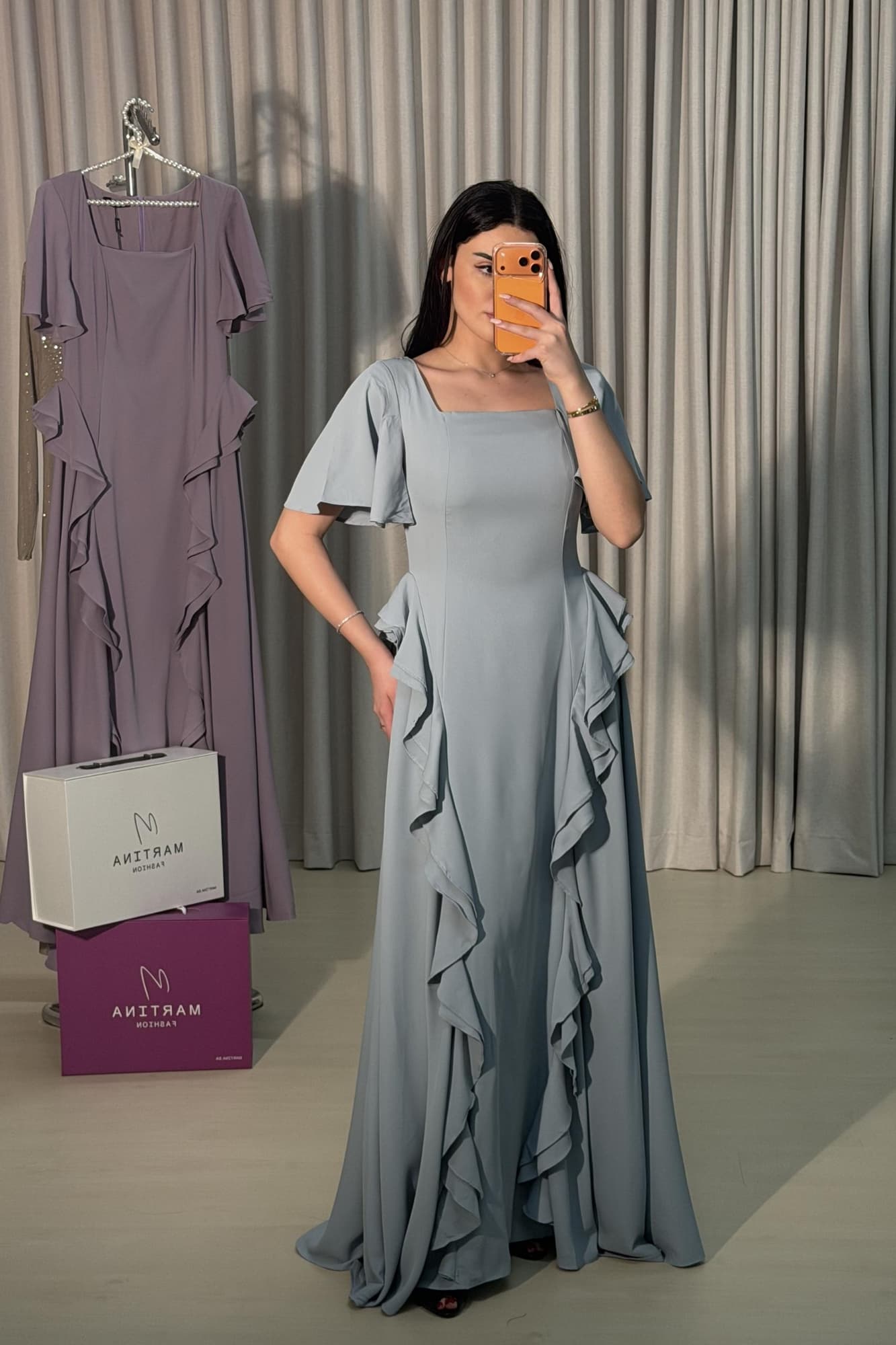 فستان ناعم وراقٍ بطابع أنثوي هادئ، يعكس البساطة الأنيقة مع لمسات انسيابية