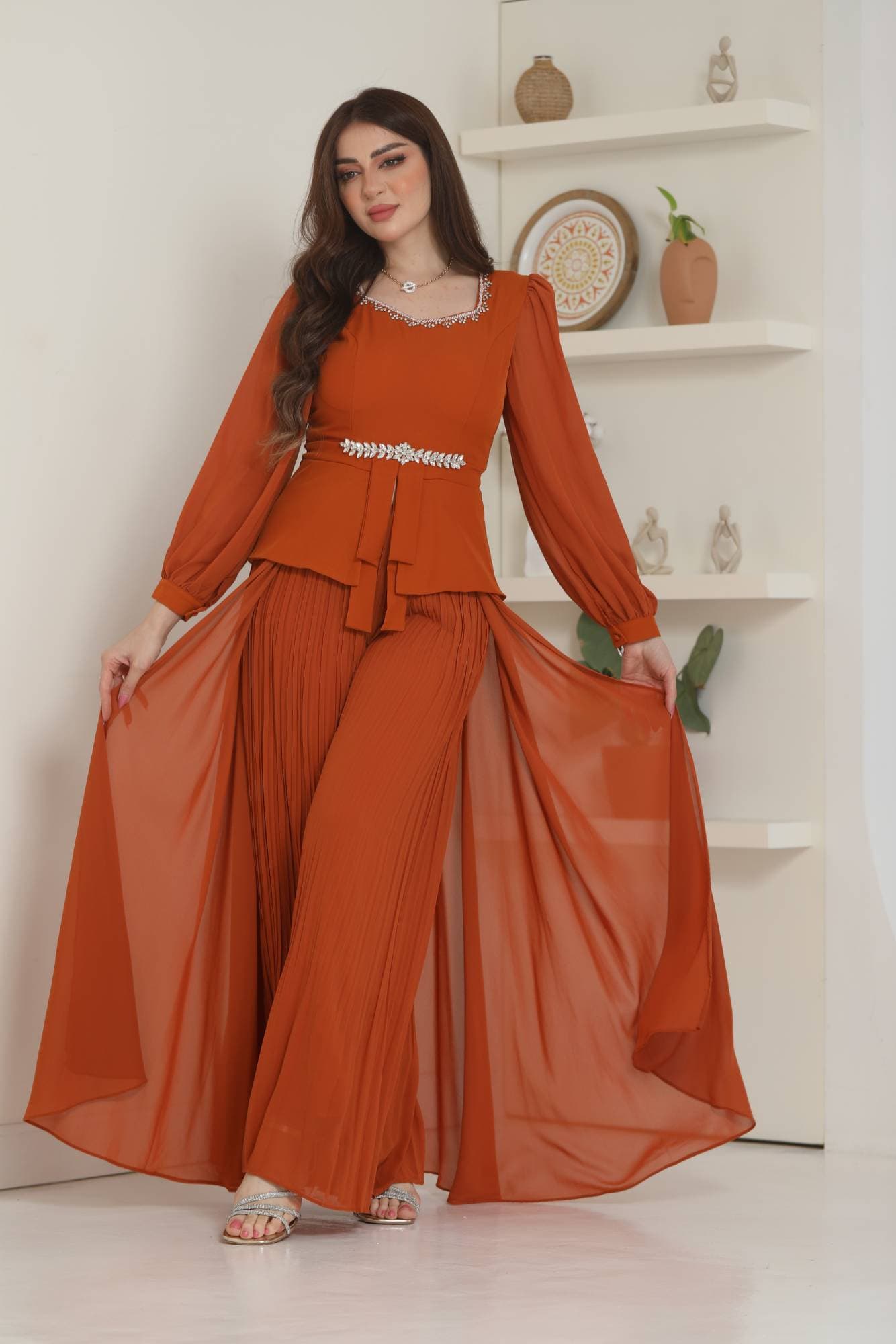 طقم بنطلون وبلوزة يتميز بقصة علوية ناعمة بياقة مزينة بتفاصيل لامعة