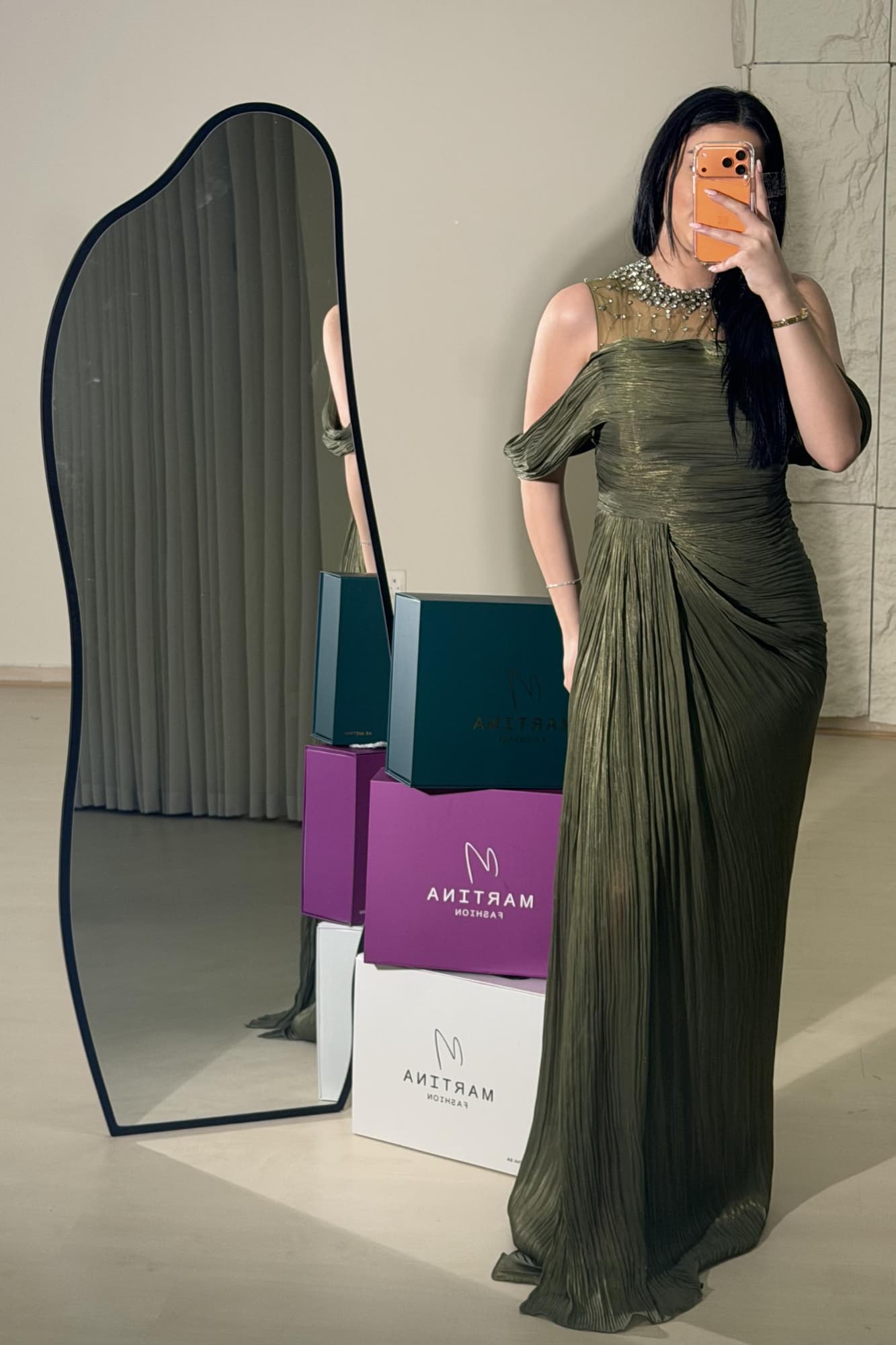 فستان سهرة أنيق يعكس الفخامة والهدوء في آنٍ واحد