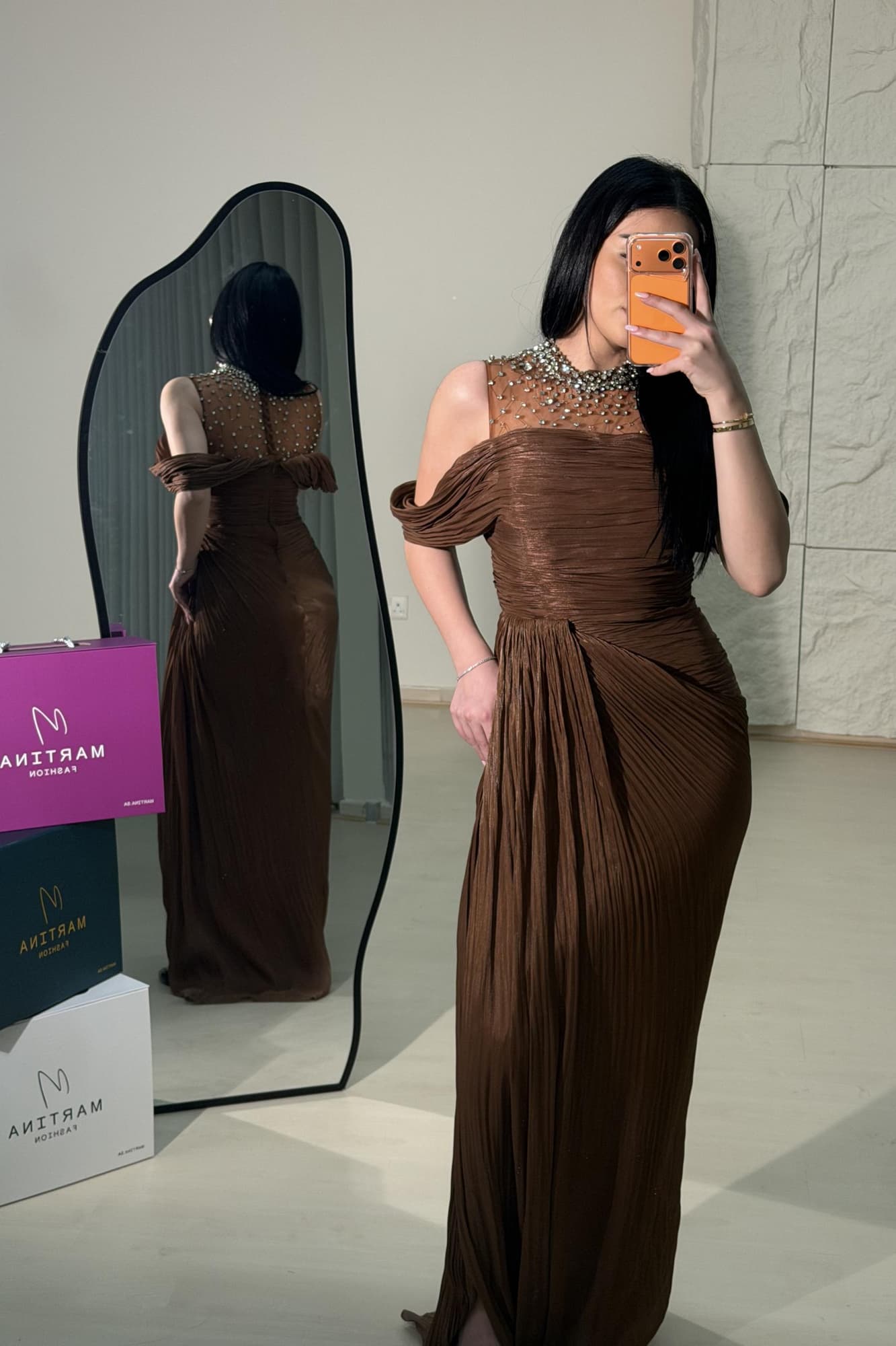 فستان سهرة أنيق يعكس الفخامة والهدوء في آنٍ واحد