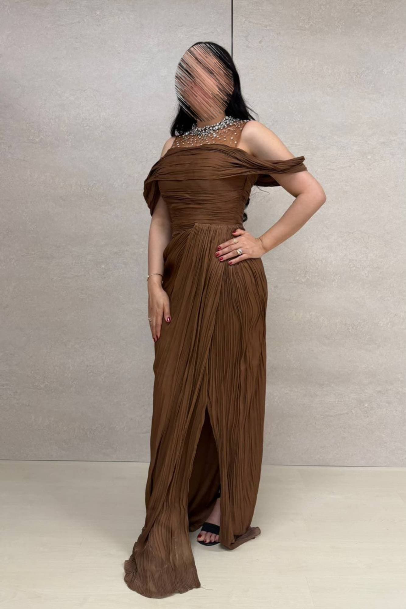 فستان سهرة أنيق يعكس الفخامة والهدوء في آنٍ واحد