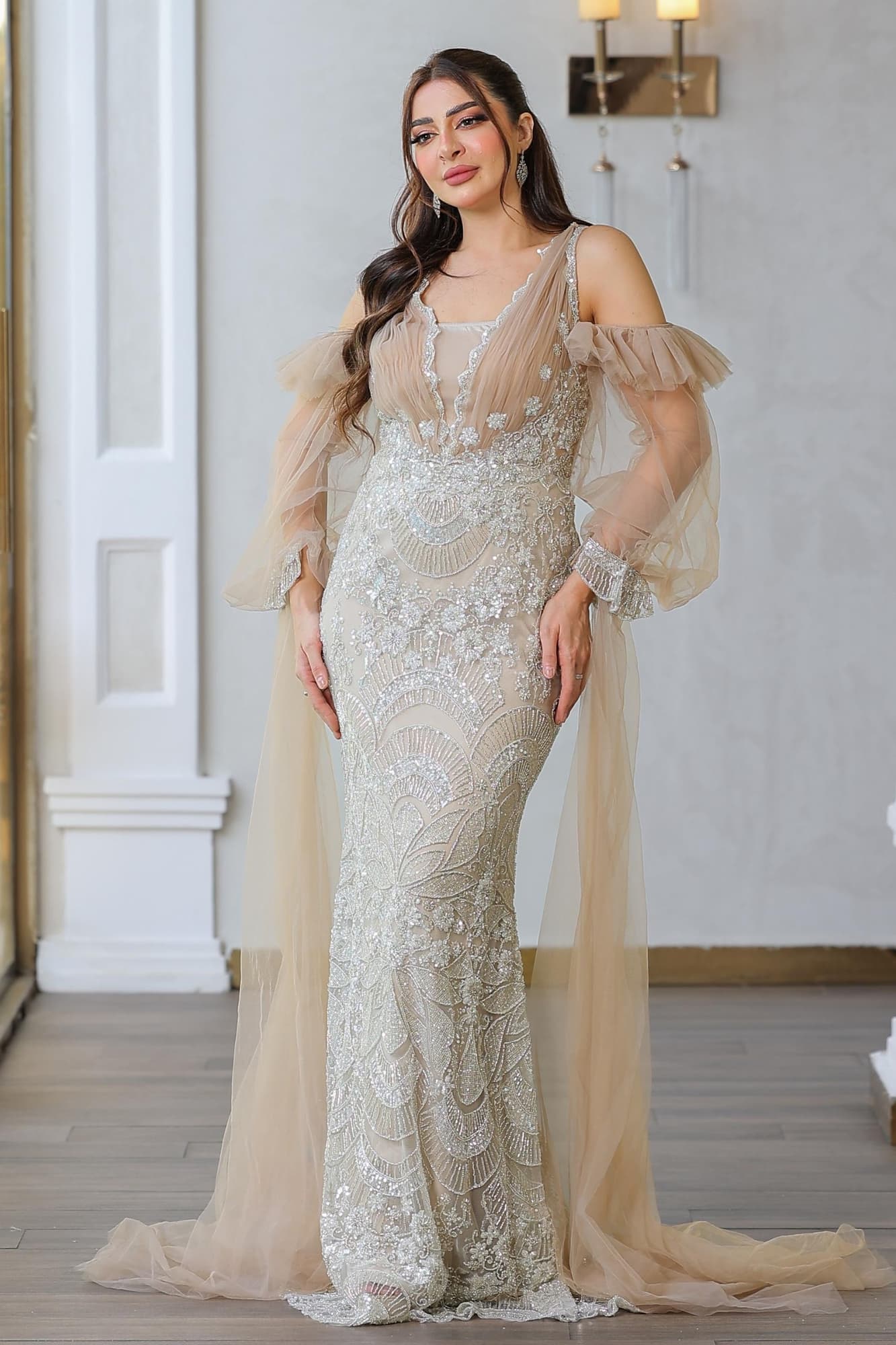 فستان سهرة أنيق يتميز بقماش مطرّز بالكامل بتفاصيل لامعة دقيقة