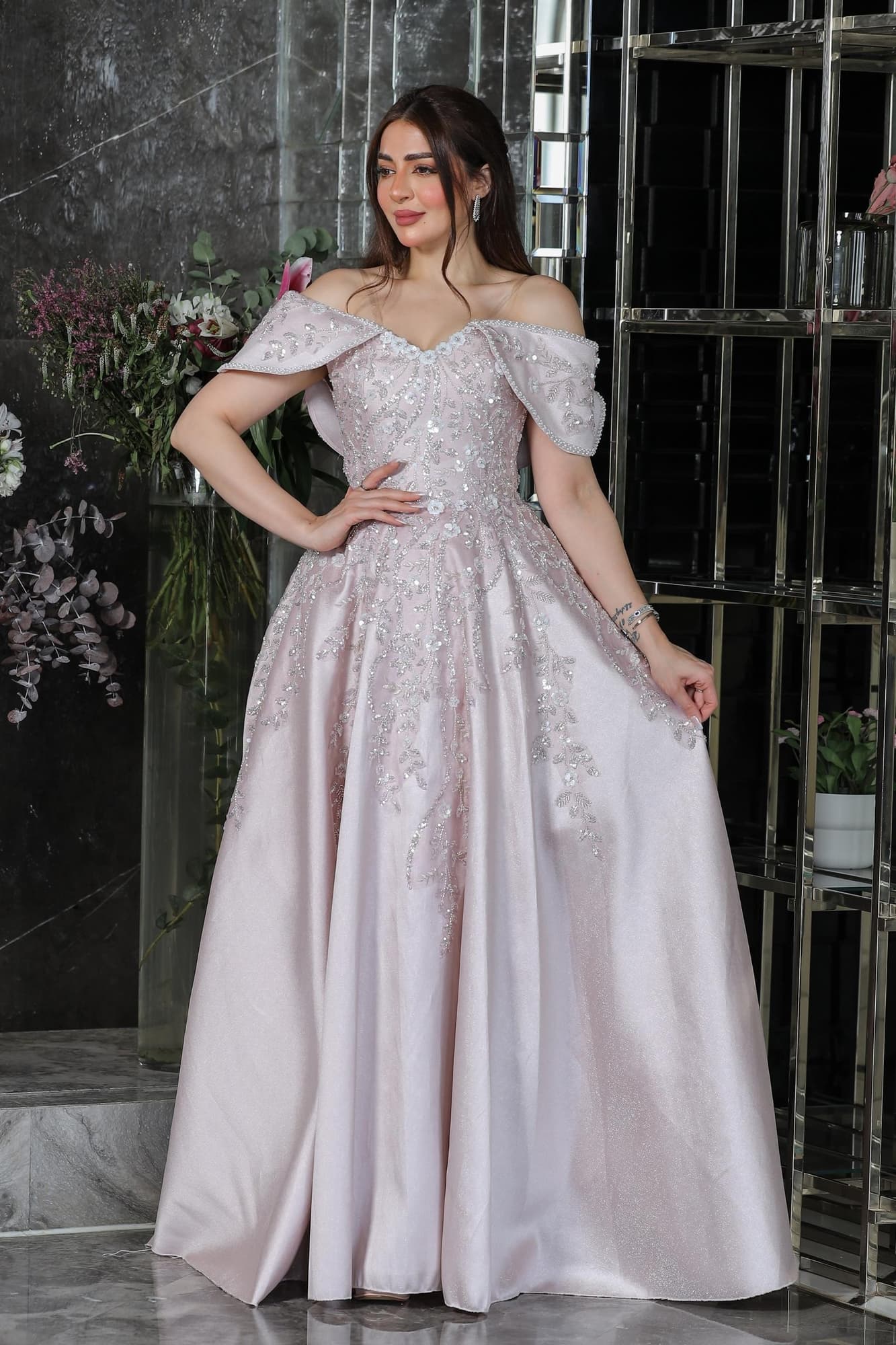 فستان ساحر بتصميم أميري فاخر بقصة منفوشة (Ball Gown) تمنحك حضورًا ملكيًا لافتًا