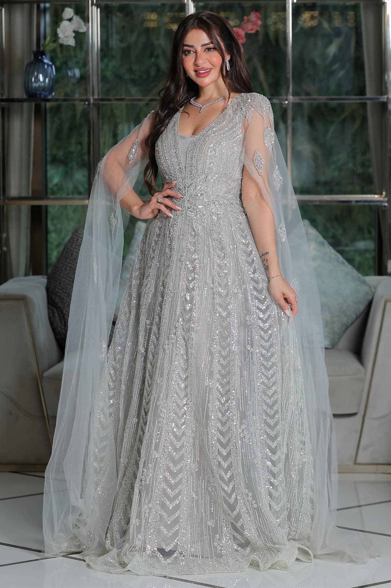 فستان سهرة فاخر يجسد الفخامة الهادئة بتصميم ملكي أنيق