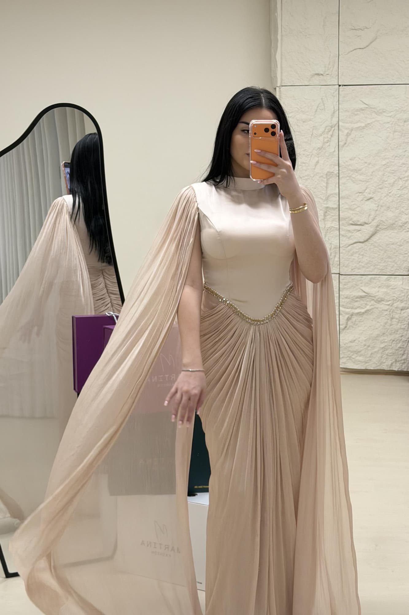 فستان أنيق يجمع بين النعومة والرقي بتصميم عصري فاخر