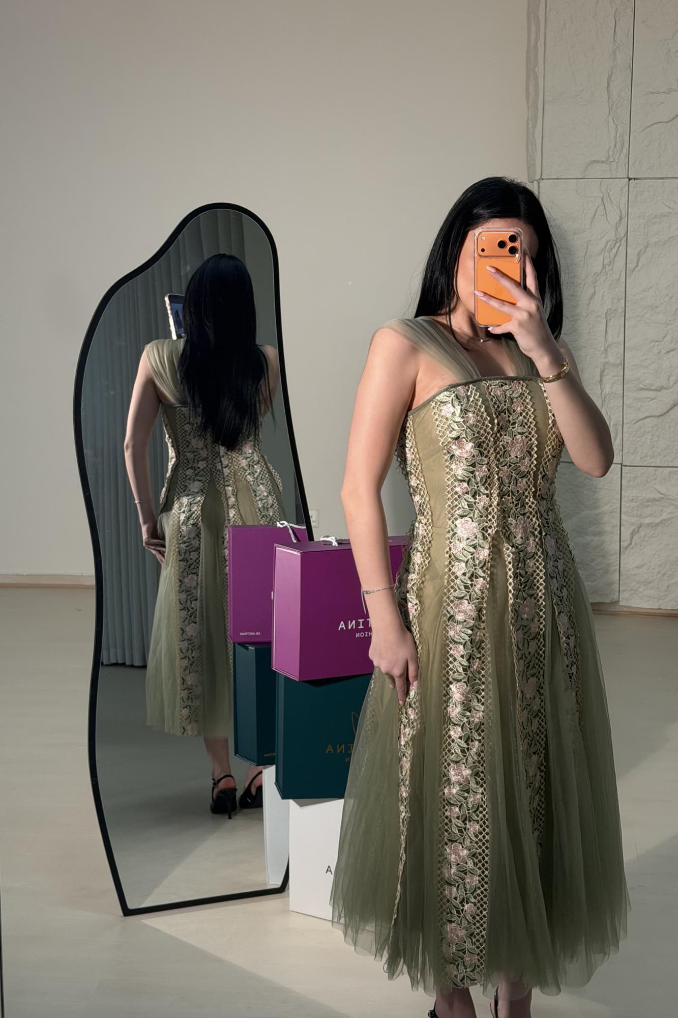 فستان ميدي ناعم تل مطرز بالورد