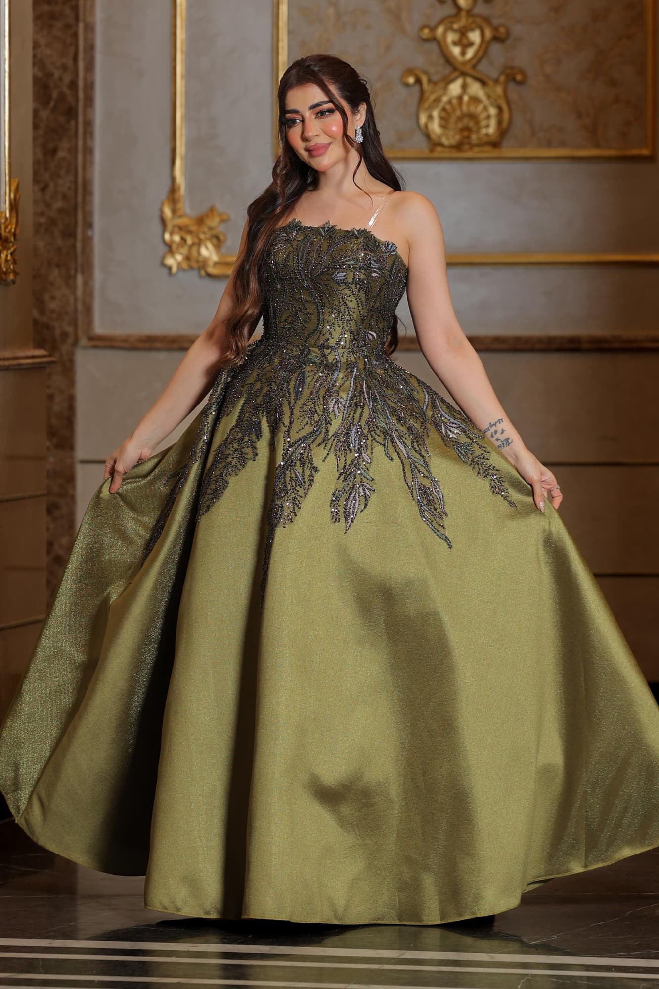 فستان سهرة فاخر بتصميم ملكي يجمع بين الفخامة والنعومة
