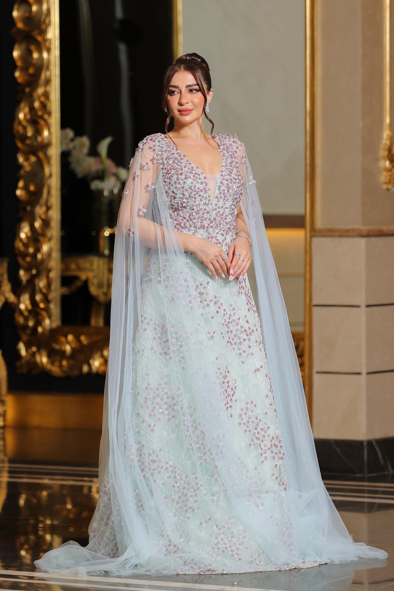 فستان سهرة ناعم وفخم بتدرجات ساحرة بين التيفاني ولمسات وردية لؤلؤية