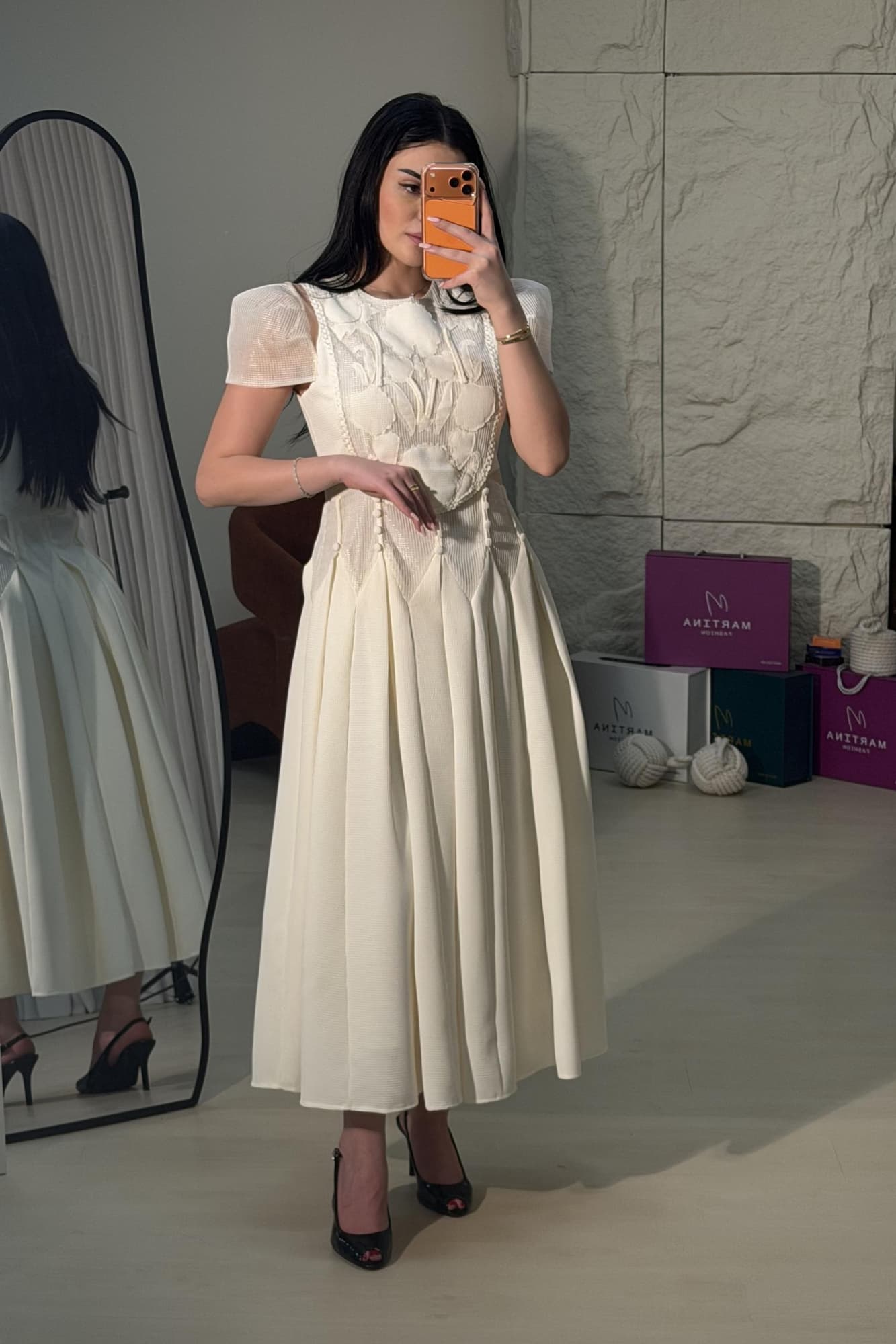 فستان أنيق بطابع ناعم وأنثوي يتميز بتفاصيل دانتيل وزخارف بارزة